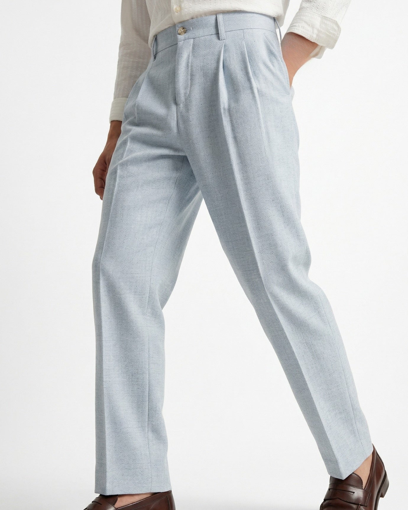 Pantalón azul claro de mezcla de lino con espiga y doble pliegue