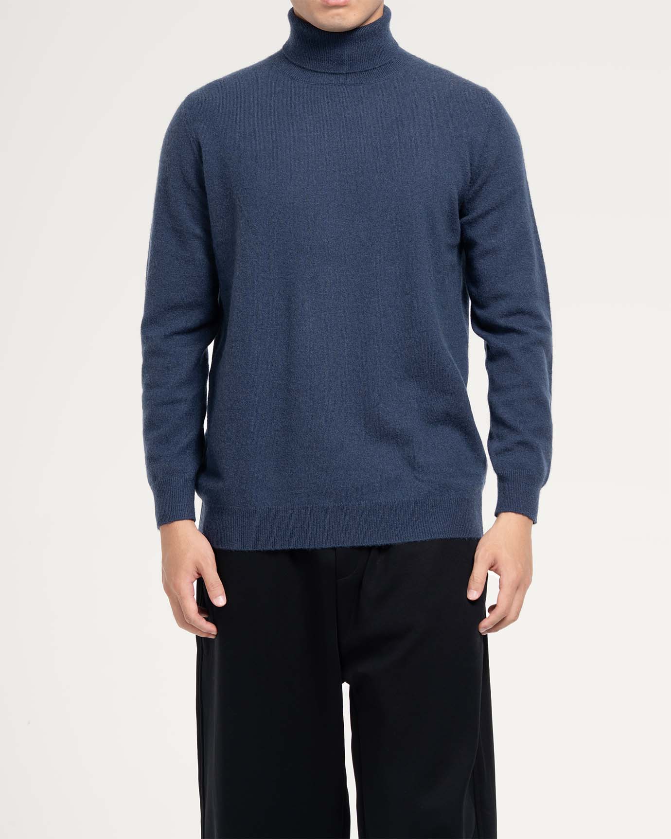Luxury men’s sweater in Flower Blue cashmere for standout look