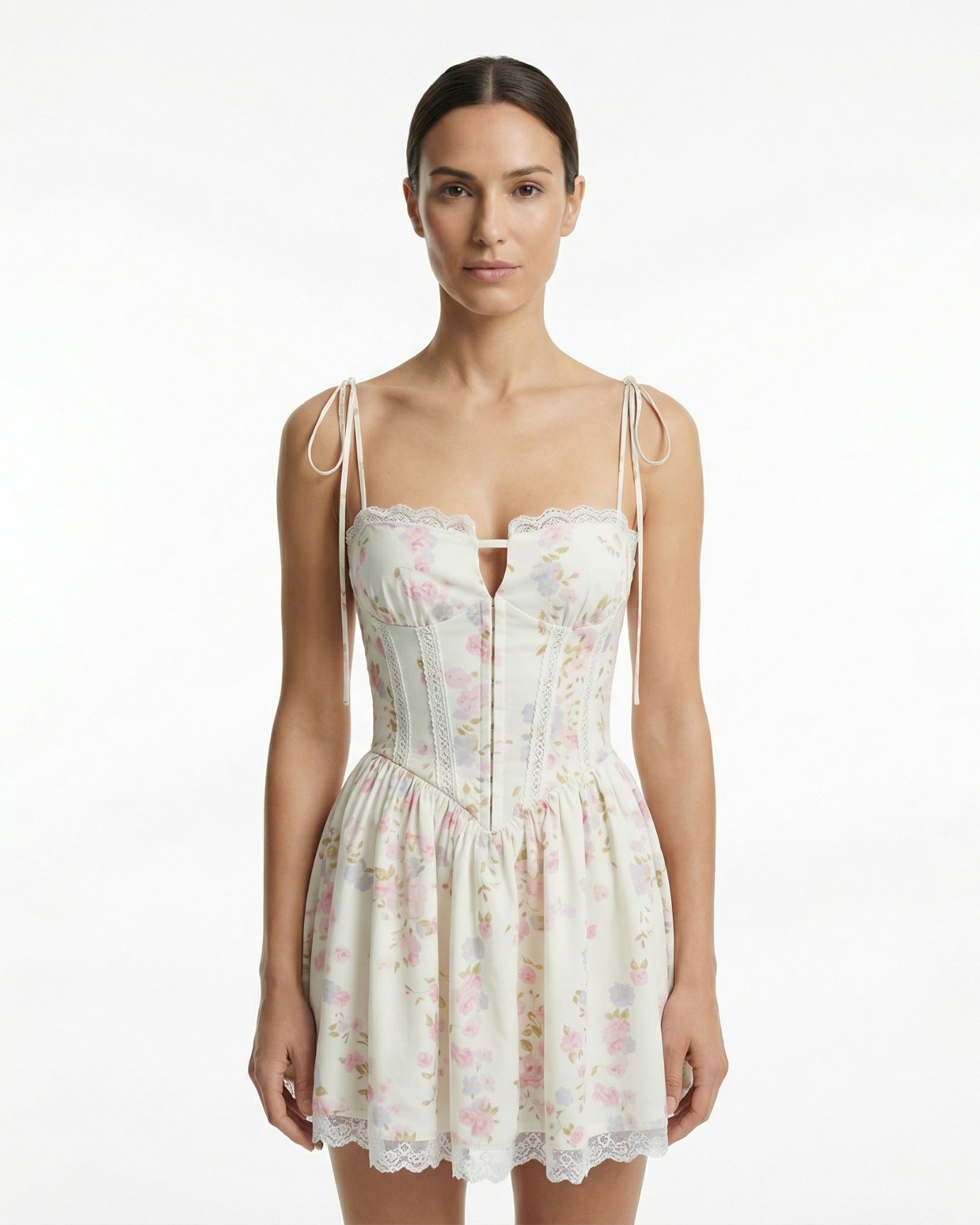 Süßer bedruckter rückenfreier Minirock mit Strumpfhaltern