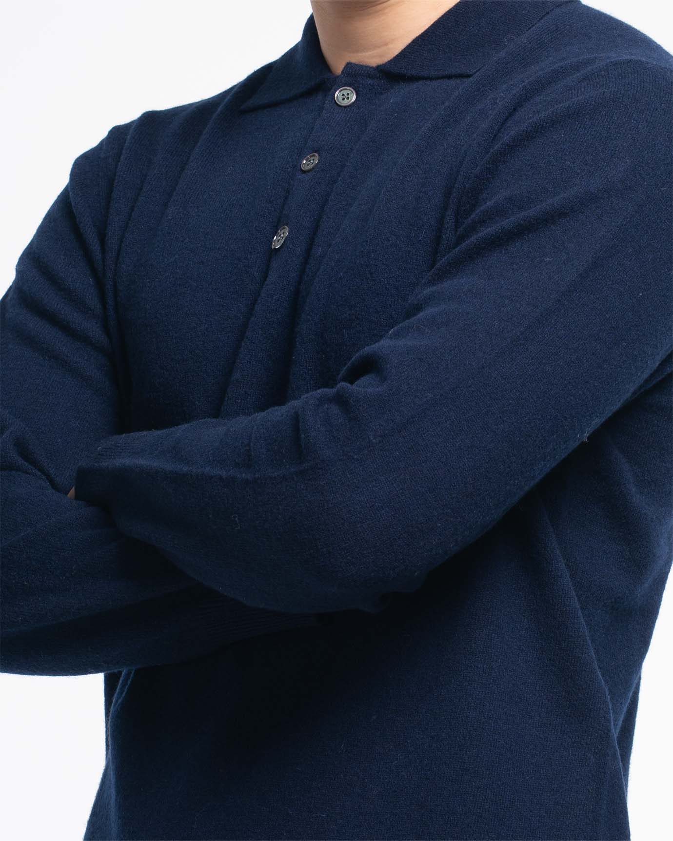 Elegant navy polo made from luxurious cashmere